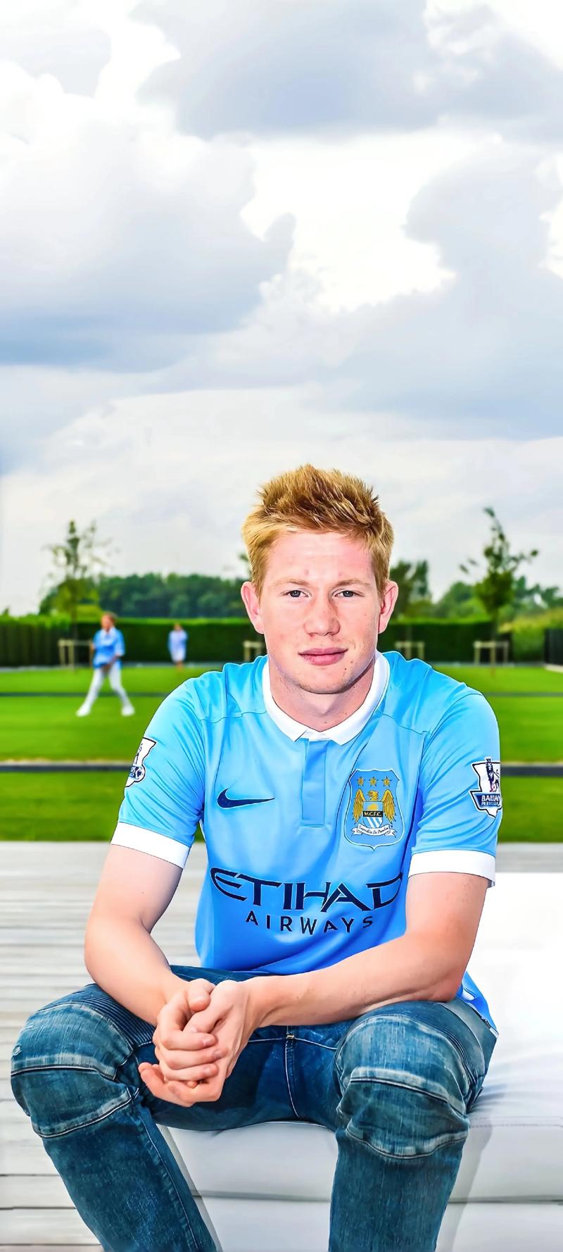 齐达内访华与樊振东互动，展现球技，赞其乒乓球成就，两人友好交流，共话皇马。