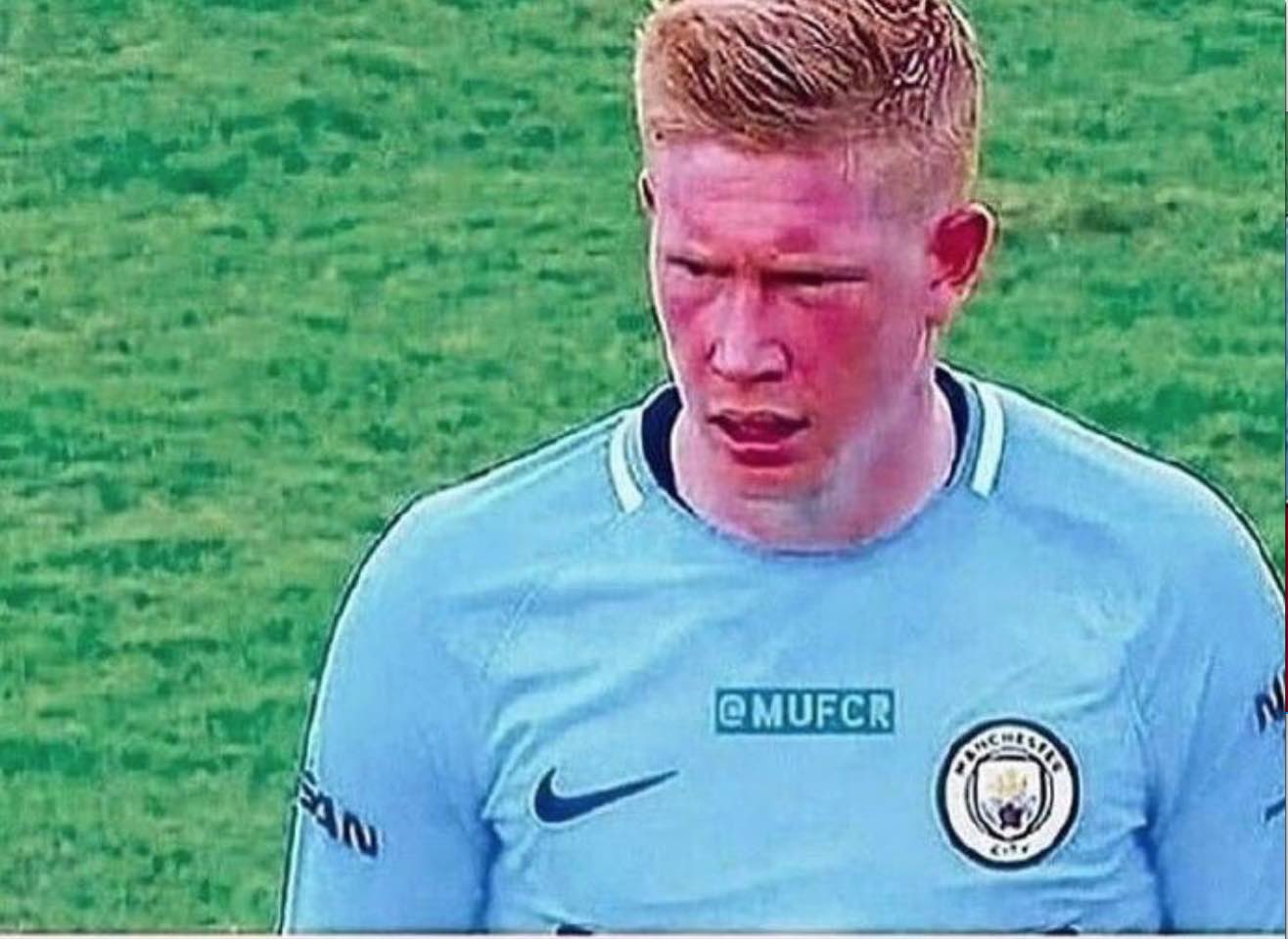 给爷整笑了，曼奇尼假意亲吻布鲁马多，将布鲁马多逗笑